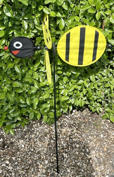 Windmolen met "Bij" - meerkleurig + geel+zwart - nylon + kunststof steker- dia 34 cm x hoogte 76 cm - Tuinaccessoires - Tuinstekers