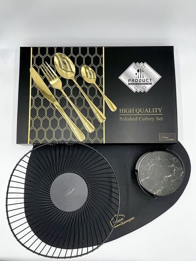 Maison Extravagante - Luxe geschenkset tafelen - Nordic Black XL editie - 6 persoons tafelen - Bestekset ROMA goud - 6x Placemat zwart - Fruitschaal zwart - 8x Keramische onderzetters marmer zwart - Housewarming