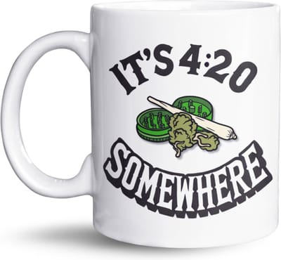 NietMokken.nl - Leuke Mok 325 ml - It’s 4:20 Somewhere - Grappige Mok met Joint en Grinder Design - Humoristische Beker - Perfect Cadeau voor Ontspanning - Cadeautip voor Vrienden en Collega's - Ideaal voor Thuis of Kantoor - Beker - Wiet cadeau