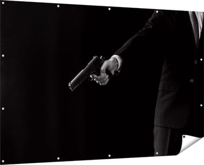 Gards Tuinposter Man met een Pistool in zijn Handen - 180x120 cm - Tuindoek - Tuindecoratie - Wanddecoratie buiten - Tuinschilderij