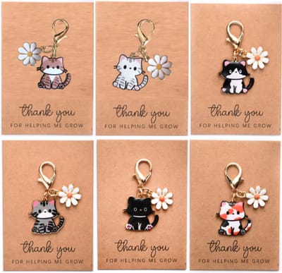Pradeo - Katje Sleutelhanger - Gelukshanger - Hangertje - Katje - Poesje - Kat - Poes - Cat - Key Chain - Met Bloemetje - Pocket Hug - Klein Cadeau / Geschenk - Met Kaartje Met Tekst - 6 verschillende kleuren