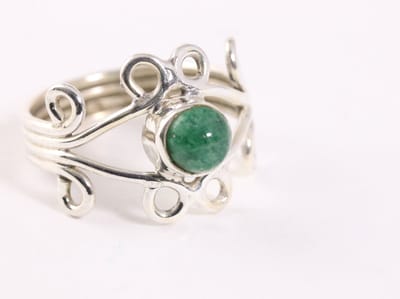 Fijne opengewerkte zilveren ring met jade - maat 15.5