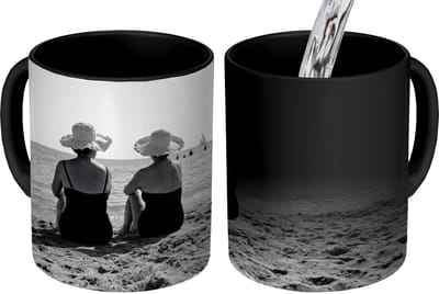 Magische Mok - Foto op Warmte Mokken - Koffiemok - Vrouwen - Zonnehoed - Strand - Zwart - Wit - Magic Mok - Beker - 350 ML - Theemok