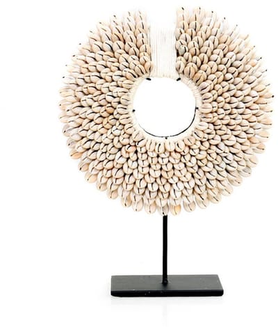 Decoratie Halsketting met Schelpen | Beige | H28xD11xB25 cm | op zwarte voet