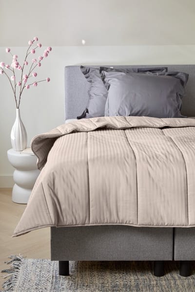 Dreamers Den - Lazy Dekbed - Streep - Dekbed zonder overtrek - Wasbaar dekbed zonder dekbedovertrek - Wasbaar - Dekbed met vaste overtrek - 140x200 cm - Taupe