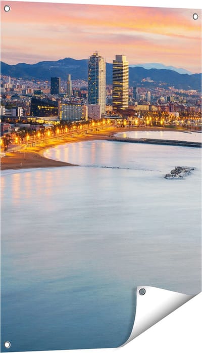 Gards Tuinposter Barcelona Strand met Stad bij Zonsondergang - 60x90 cm - Tuindoek - Tuindecoratie - Wanddecoratie buiten - Tuinschilderij