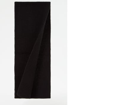 In Gold We Trust Ribgebreide sjaal in wolblend 135 x 25 cm- Zwart