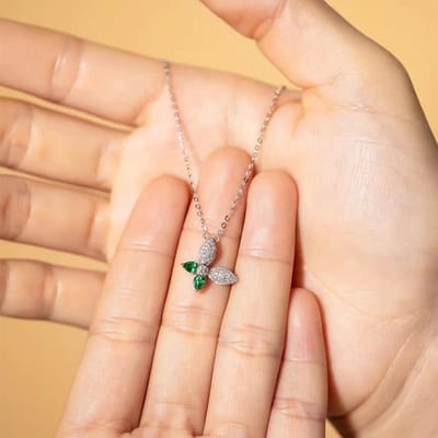 Micro-ingezette Vlinder Smaragd Zirkoon Ketting voor Vrouwen Ins Trendy en Koude Stijl Eenvoudige Persoonlijkheid Modieuze Sleutelbeenketting Vrouwen Accessoires beige