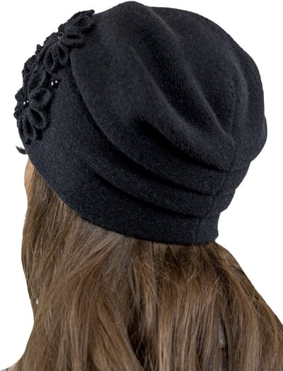 Vivisence Dames Wintermuts - Warme Wollen Gebreide Stof Met Bloemenapplicatie En Zachte Plooien Achter - Perfecte Pasvorm Beschermt Tegen Kou En Voelt Aangenaam Voor Haar Zonder Pluizen In Winter - Zwart