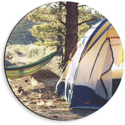 Dibond Wandcirkel - Tent met Hangmat in de Bossen - 40x40cm Foto op Aluminium Wandcirkel (met ophangsysteem)