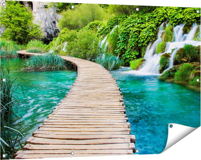 Gards Tuinposter Houten Pad op het Water bij de Watervallen - 120x80 cm - Tuindoek - Tuindecoratie - Wanddecoratie buiten - Tuinschilderij