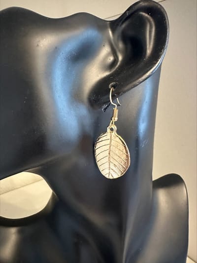 Oorhanger goudkleurig blad || Make up | Parfum | Moederdag | Verjaardagscadeau| Cadeautje| Valentijnsdag| Kado | sieraden | vaderdag | oorbellen | oorsieraden