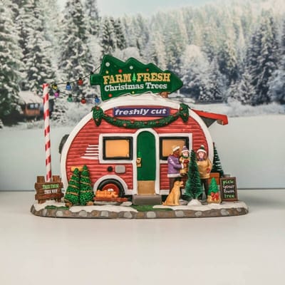 Lemax - 'Farm Fresh Christmas Trees' - Verlicht figuur - Exclusief adapter (werkt ook op batterijen)