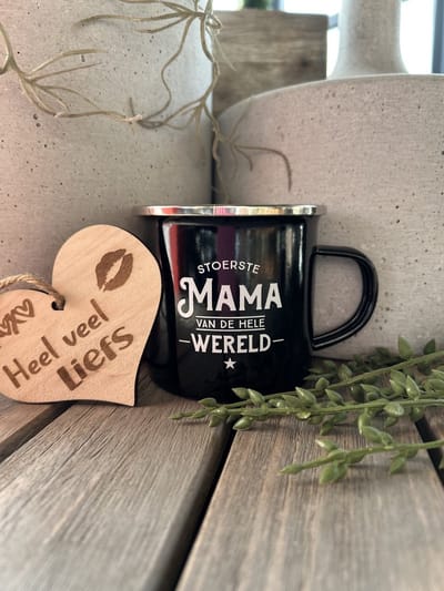 Creaties van hier – Emaille Mok Mama met houten hartje – plaatstaal - geëmailleerde coating – 9cm