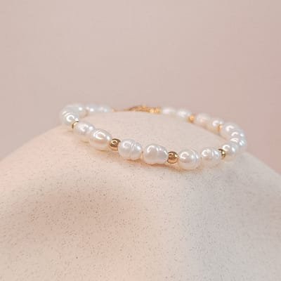 Ava & Imber | Classy Parel Armband Goud | Klassieke Parelarmband met Zoetwaterparels | 4-5 mm grote Parels Kralen met Goud Stainless Steel | Parelarmband Dames in Cadeaudoosje