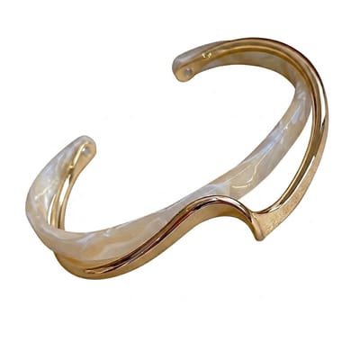 Goudkleurige en parelmoer bangle armband voor dames – metalen armband met golvend design