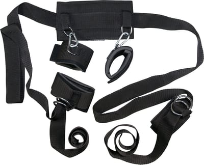 Bad Kitty – Complete Bondage Harnas Set met Pols en Enkel Boeien Gekoppeld met Halsband – Zwart