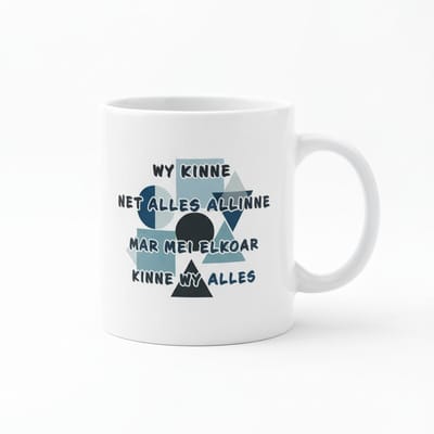 Wy Kinne Net Alles Allinne, Mar Mei Elkoar Kinne Wy Alles Mok – Inspirerende Friese Tekst – Witte Keramische Koffiemok 330 ml
