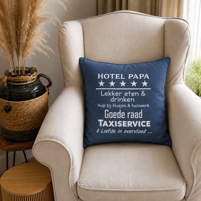 Kussen Kussenhoes met tekst bedrukt cadeau tekstbord plekje | hotel papa | blauw goud | 50x50 cm | vaderdag verjaardag opa man woonkamer luxe zacht voor de liefste aanstaande vader geboorte baby zwangerschap aankondiging bekendmaking