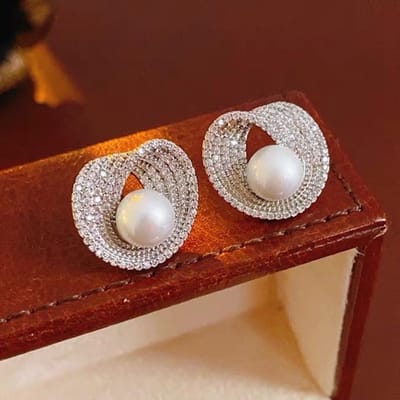 Luminous Pearl Embrace Oorknopjes met een witte parel in het midden en een pavé-halo. Elegante oorbellen voor een bruiloft en een tijdloos cadeau voor haar.