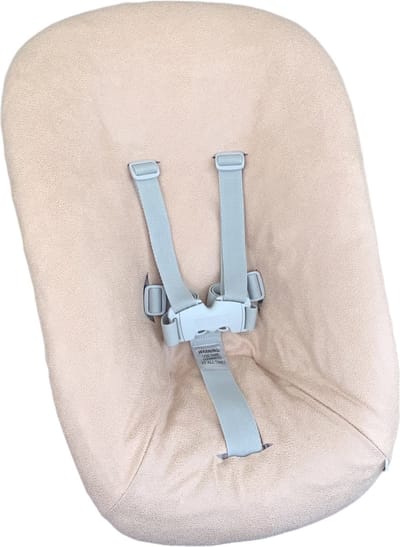 #72 Newborn hoes, Licht zalm suéde look, Stokke Tripp Trapp. Ook geschikt voor Kidsmill Up.