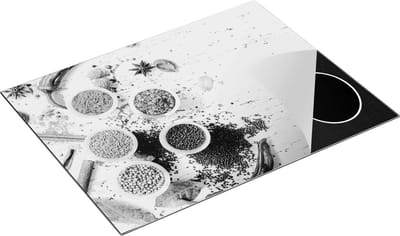 Chefcare Inductie Beschermer Kruidenbakjes op een Witte Houten Tafel - Zwart Wit - 77x59 cm - Afdekplaat Inductie - Kookplaat Beschermer - Inductie Mat