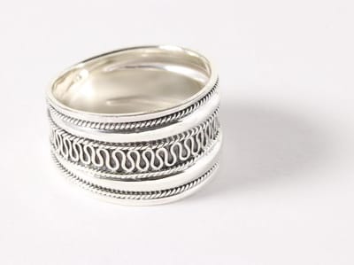 Brede zilveren ring met meandergravering - maat 23