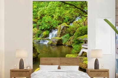 Behang - Fotobehang Waterval - Koi - Japanse lantaarn - Mos - Water - Breedte 160 cm x hoogte 240 cm
