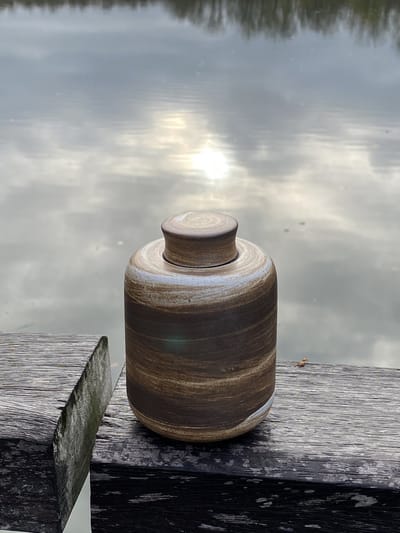 Urn - Urnen - As - Crematie - Herinnering - Familie - Troost -Modern - Dierbare - Uniek- Bruin - Wit - Beige - Herdenken - Afscheid & Troost - AF-TC471