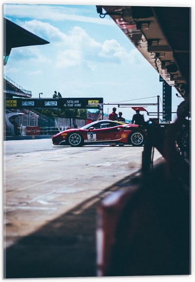 Acrylglas - Rode Auto op Racebaan - 40x60cm Foto op Acrylglas (Wanddecoratie op Acrylglas)