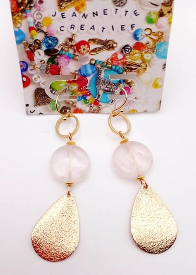 Jeannette-Creatief - Natuursteen - Rozenkwarts Gold 2- Oorbellen Rozenkwarts - Limited Edition - Handgemaakte sieraden - Roze oorbellen - Oorbellen Natuursteen - Rozenkwarts Gold - Rozenkwarts oorhangers - Rozenkwarts oorbellen - Valentijn