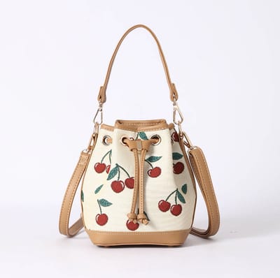 Bucket Bag - Handtas - Schoudertas - Cherry - Kersen - Cremekleurige achtergrond