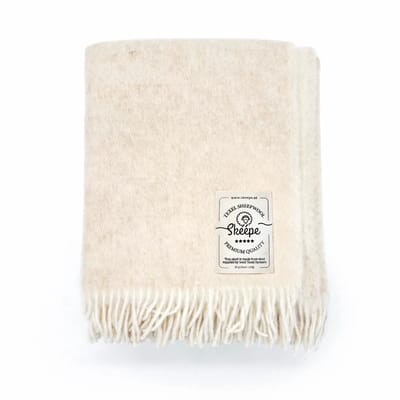 Licht beige wollen plaid 140x180 met franjes – Texelse wol deken voor bank en bed – Skéépe