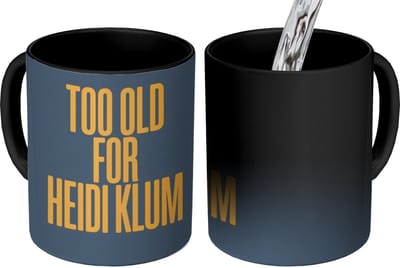 Magische Mok - Foto op Warmte Mokken - Koffiemok - Too old for heidi klum - Geel - Blauw - Magic Mok - Beker - 350 ML - Theemok