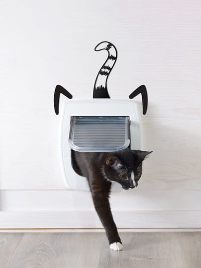Deur decoratie - Door decoration | Kattenluik gestreept 15 x 20cm Cat door striped | Zwart - Black | Kattenaccessoires - Cat accessories - Tabby Kitty Pass - Interior - Fancy Cats - Kattenflap