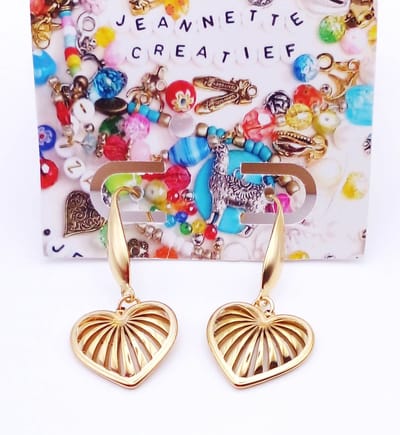 Jeannette-Creatief® - Chique - Two Golden Hearts - Oorbellen Dames - Oorbellen Hartjes - Gouden Hartjes - Gouden Oorbellen - RVS Gouden Oorbellen - Valentijn - Moederdag