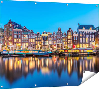 Gards Tuinposter Amsterdamse Huisjes in de Avond met Lichten - 120x90 cm - Tuindoek - Tuindecoratie - Wanddecoratie buiten - Tuinschilderij