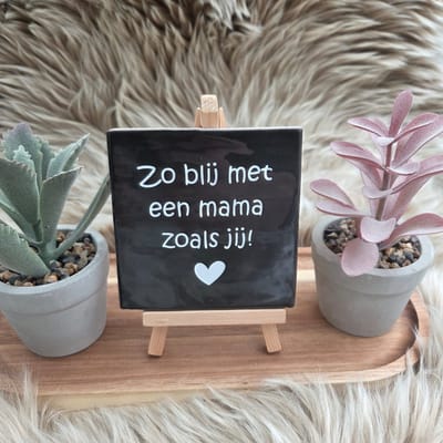 Robuust wenstegeltje – Zo Blij met een Mama zoals Jij – 10x10 cm – Lief Cadeau voor Moederdag, Mama's Verjaardag of Zomaar voor Mama – Wanddecoratie – Trendy nu – Decoratief Tegeltje met Standaard – Cadeau Idee