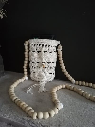 Telefoontasje/ Flestasje gehaakt met houten ketting
