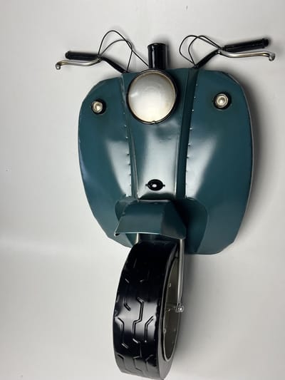 Metalen scooter in 3D voor aan de wand in het blauw