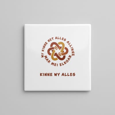 West-Vlaamse Quote Keramische Tegel “We Kunnen Niet Alles Alleen” – Keltisch Knoop Design Wanddecoratie – 15 x 15 cm