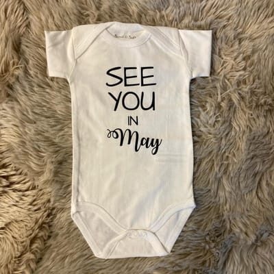 Baby Rompertje aankondiging zwangerschap Zwangerschapsaankondiging maand See you in May Mei  | korte mouw | wit | maat 50/56 | Cadeau voor de liefste aanstaande oma en opa mama papa oom tante | Bekendmaking zwangerschap