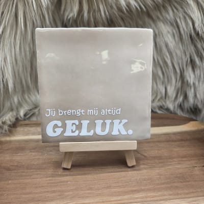 Robuust Wenstegeltje “Jij brengt mij altijd geluk” – Lief Cadeau tegeltje – Trendy nu – Valentijn – Vriend(in) – Familie – Gezin – Zomaar – Cadeau – Incl standaard