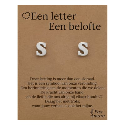 Initiaal Oorbellen met Letter S op Cadeau Kaartje - Een letter, een belofte - Zilverkleurig - Naam Sieraad Cadeau - Roestvrij Staal Oorknopjes - Pax Amare