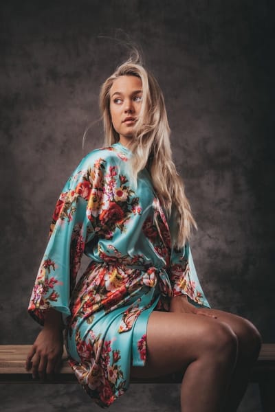 Kimono kort model met driekwart wijde mouw , lichtblauw met bloemen, Dames Kimono - one size