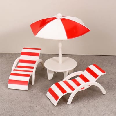 Miniatuur Stranddecoratie met 2 Ligstoelen en 1 Strandparasol Tafel, Perfect voor Micro Landschappen en Miniatuur Meubels