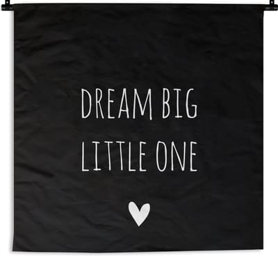 Wandkleed - Wanddoek - Engelse quote "Dream big little one" met een hartje tegen een zwarte achtergrond - 90x90 cm - Wandtapijt