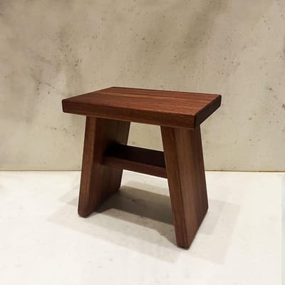 Houten Badkruk - Douchebank - Badkamer Organisatie - Handgemaakt Natuurlijk Hout - 30.5 cm Hoog - Bruin