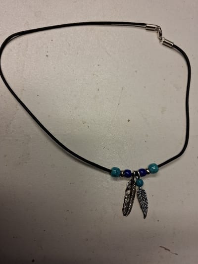 Verkleedaccessoire Indiaan Ketting met Plastic Kraaltjes en Metalen Veertjes