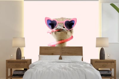 Behang - Fotobehang - 240x240 cm - Struisvogel - Zonnebril - Roze - Dieren - Dieren behang